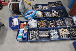 Div. Plastikkasser med varelager og reservedele