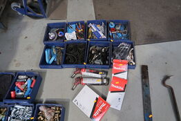 Div. Plastikkasser med værktøj