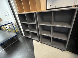 To reoler på hjul, grå. 