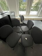 Fem kontorstole, assorterede