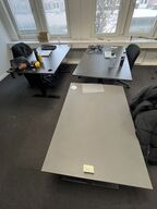 Tre hæve/sænkeborde og tre stole, assorteret