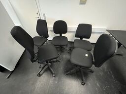 Fem kontorstole, assorterede