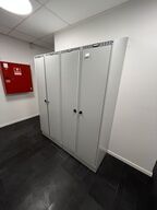 To omklædningsskabe. 