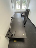 To hæve/sænkeborde med to kontorstole. 