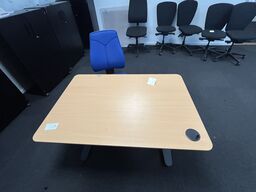 Hæve/sænkebord og stol. 