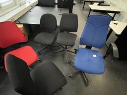 Fem kontorstole, assorterede