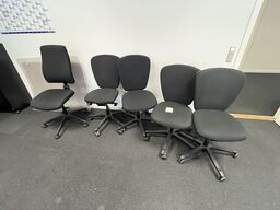 Fem kontorstole, assorterede