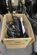 Kasse med diverse elektronik 