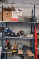 Styreskinne, kiler, skruer, værktøj m.m. på 3 hylder