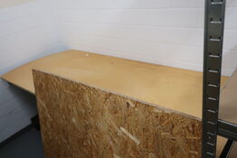 Skrivebord samt 3 stk. reoler med indhold