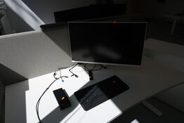 Computerskærm SAMSUNG S32AM501NU med dockingstation og tastatur