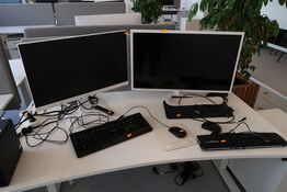 2 stk. computerskærme IIYANA, SAMSUNG med 2 stk. tastaturer, 