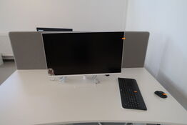 Computerskærm SAMSUNG S32AM501NU med tastatur og mus