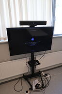 Fjernsyn SAMSUNG UE50TU6905K på stander med soundbar