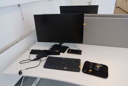 Computerskærm SAMSUNG S32A600UUU med dockingstation, tastatur, mus m.m.