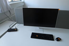 Computerskærm SAMSUNG S32BM701UU med tastatur, mus og dockingstation