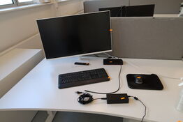 Computerskærm SAMSUNG S32AM501NU med dockingstation, tastatur og mus