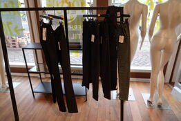 Div. Tøj bl.a. cowboybukser, shorts, strømpebukser, blazere, sko, skjoler m.m. 