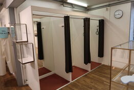 Indhold af 3 stk. prøverum bl.a. Forhænge, bøjler, spejl m.m.