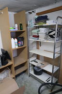 Reol med div. Håndklæder, rengøringsmidler m.m.