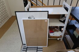 Reol samt 2 stk. plakater