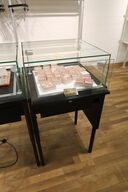 Udstillingspodie med div. Smykker m.m.