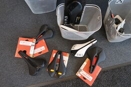 Cykelkurv med 7 stk. sadler SPECIALIZED, FIZIK m.fl.