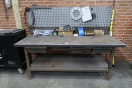 Arbejdsbord med skuffer & værkstedstavle 