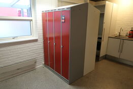 2 stk. Omklædningsskabe, bænk samt indhold i skabe 