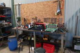 Filebænk inkl. indhold og værktøj på væg