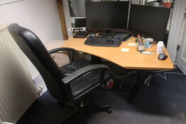 Hæve/sænkebord, kontorstol samt IT udstyr