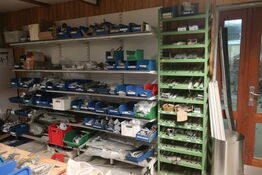 4+1 fag reoler inkl. indhold (hegnstilbehør m.v.) (se billeder)