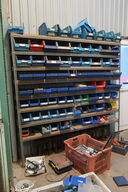 Reol inkl. indhold på og ved