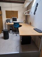 Kontostol samt borde med indhold og IT
