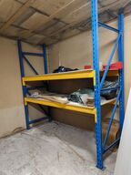 Pallereol med indhold af træ m.m.