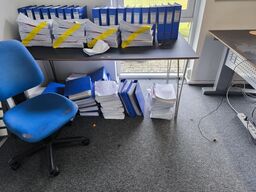 Bord/spisebord uden indhold samt kontorstol 