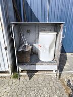 Kemikalieskab med indhold