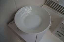 Dyb tallerken ROYAL COPENHAGEN HVID RIFLET