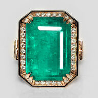 18,70 ct. meget fin smaragd og diamantring i 18 kt. rosèguld. IGI.