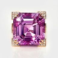 Imponerende 39,02 ct. VIVID kunzit, og diamantring i 14 kt. rosèguld, IGI.