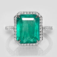 7,80 ct. meget fin smaragd og diamantring i 18 kt. hvidguld. IGI.