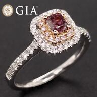 Diamantring med rødviolet diamant af 14 kt. hvidguld, ialt ca. 0.58 ct. GIA