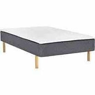 Nordisk Fjer boxseng med træben og topmadras 140x200 cm 