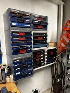 Vægreol med indhold