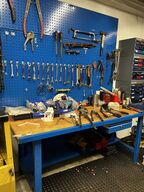 Filebænk med tavle og værktøj