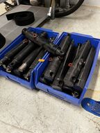 2 kasser med cylindre