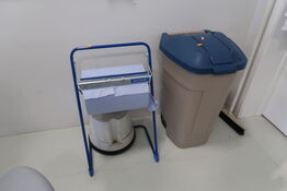 Skraldespand, afrullerstativ samt elefantfod