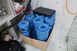 Kasse med div. Træningsmåtter