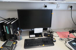 Computerskærm SAMSUNG S24E450, dockingstation LENOVO ThinkPad, tastatur, mus