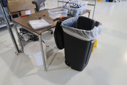 Bord med indhold samt skraldespand og whiteboard